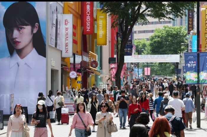 Korea’s factory output backpedals, but spending recovers in March