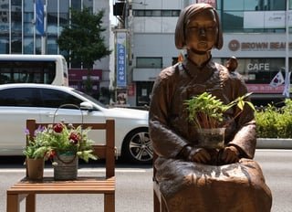 Man slammed for placing sushi, Japanese beer on ‘comfort woman’ statue in Busan