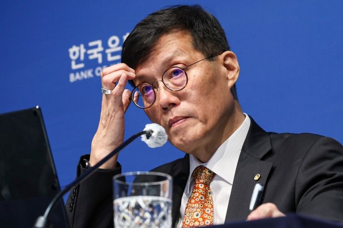 BOK sees rate cut timing more uncertain, lifts growth forecast
