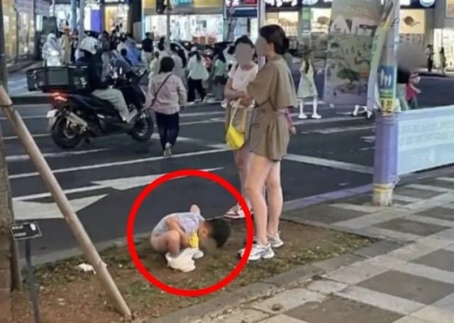 Photos of Chinese tourists defecating in the middle of downtown Jeju have spread online, shocking.On.. – MK