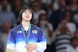 Her grandma asked her to renounce her Japanese citizenship and compete for Korea. Now she’s an Olympic medalist.