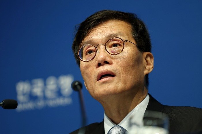 BOK chief signals rate cut; warns of home price rise