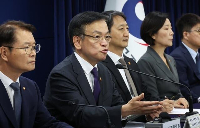 Korea aims to attract 150,000 professionals from abroad by 2035