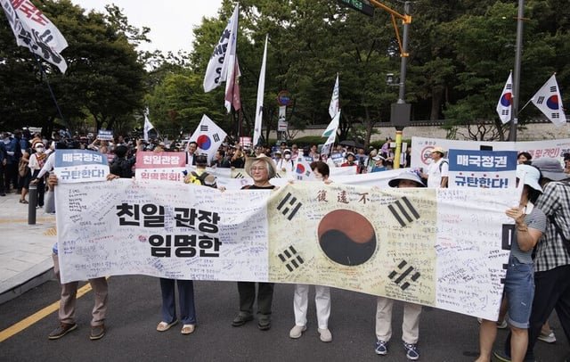 ‘Traitorous administration’: Irate Koreans protest president’s view of history with Japan