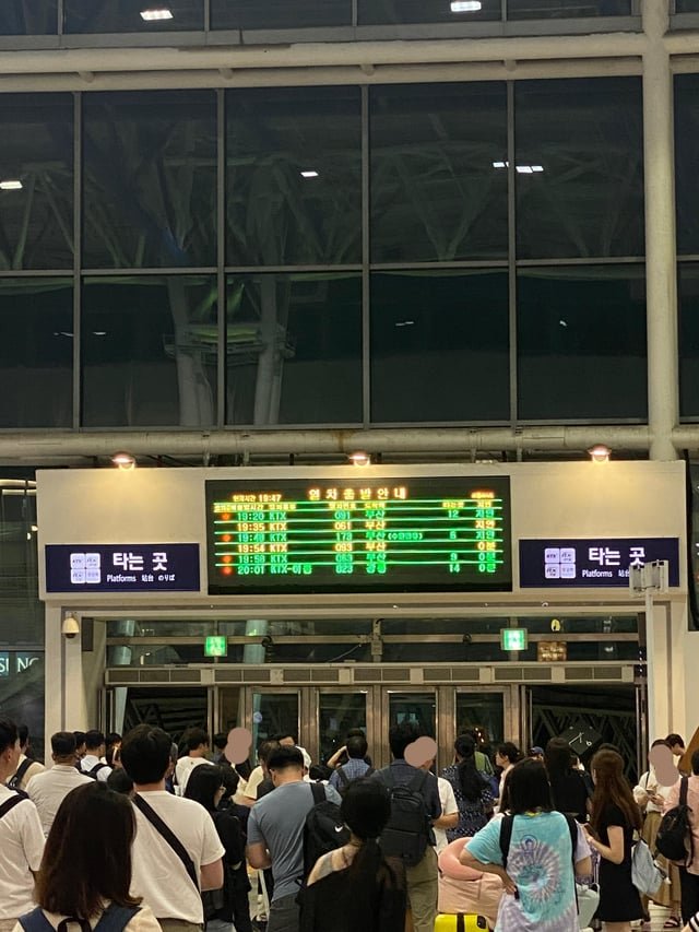 Train derailed and Seoul Station right now