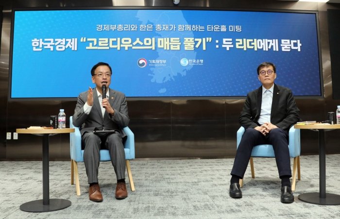 Korea’s fin min, c.bank chief to jointly deal with demographic crisis