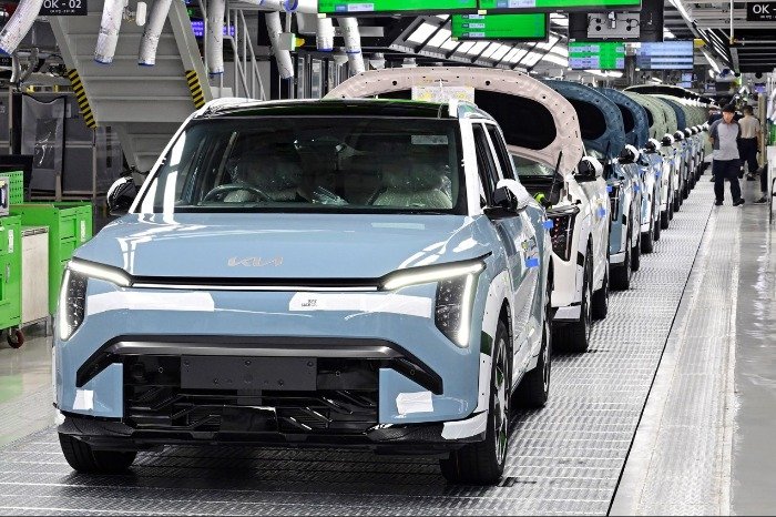 Kia eyes rosier 2024 after record-high Q3; Hyundai Mobis’ OP up 32%