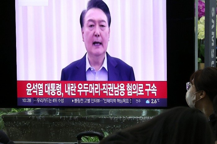 Yoon becomes first S.Korean sitting president to be formally arrested