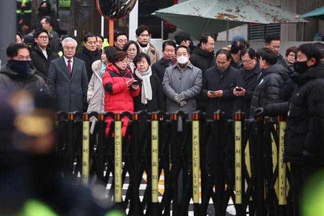 Around 30 PPP lawmakers have gathered at Yoon’s presidential residence to form a “human wall” and to “resist illegal arrest”