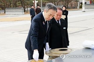 Japanese envoy pays respects to victims of May 18 democratization movement at cemetery