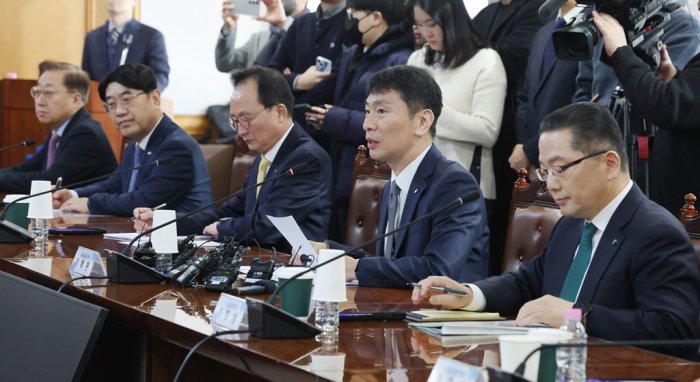 Woori Financial CEO Yim Jong-yong should stay for governance: FSS chief