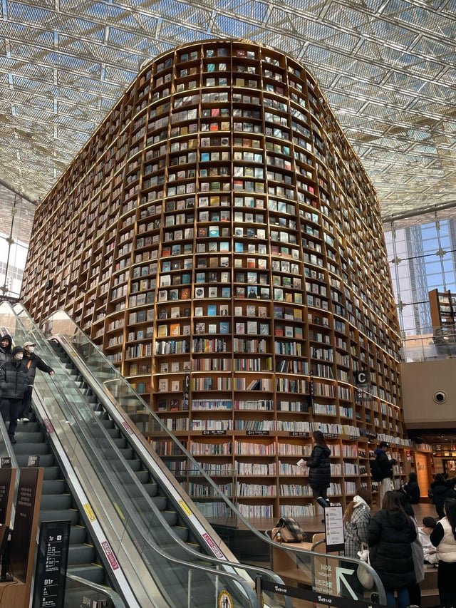 My visit to Lotte Mall. Library within the mall!
