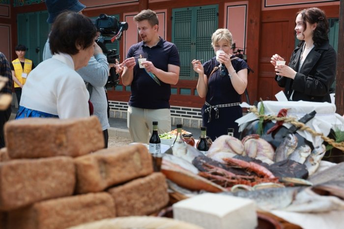 Korean hotels bask in rising foreign visitors; travel agencies in trouble