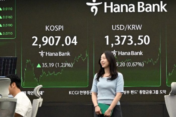 Lee vows policy overhaul to spur dividend payouts