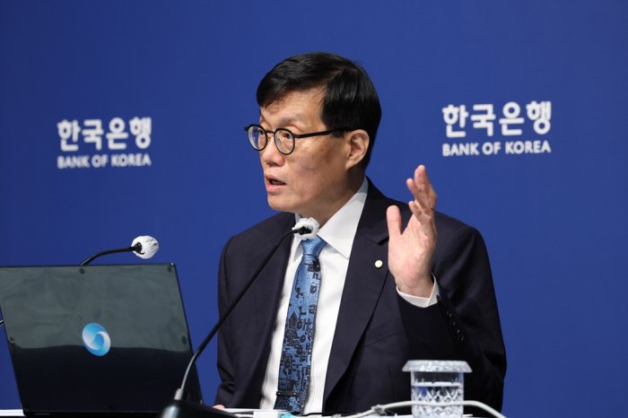 BOK chief warns against aggressive policy rate cuts, sees need for stimulus