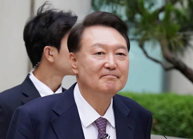 Yoon Suk Yeol will appear for questioning Saturday, despite being denied private entry