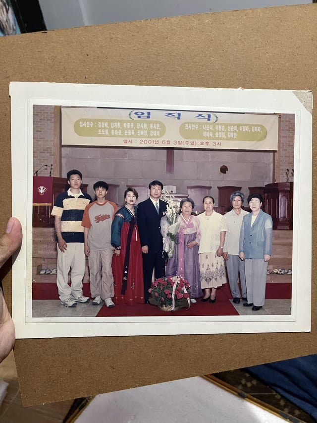 Found an old photo from 2001 of what looks like a Korean family inside a picture frame I bought in the Philippines 🇵🇭