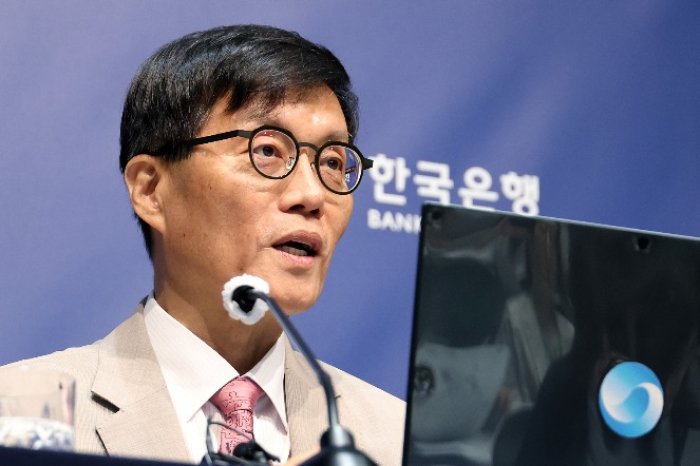BOK keeps rates steady following loan curbs, fiscal boost