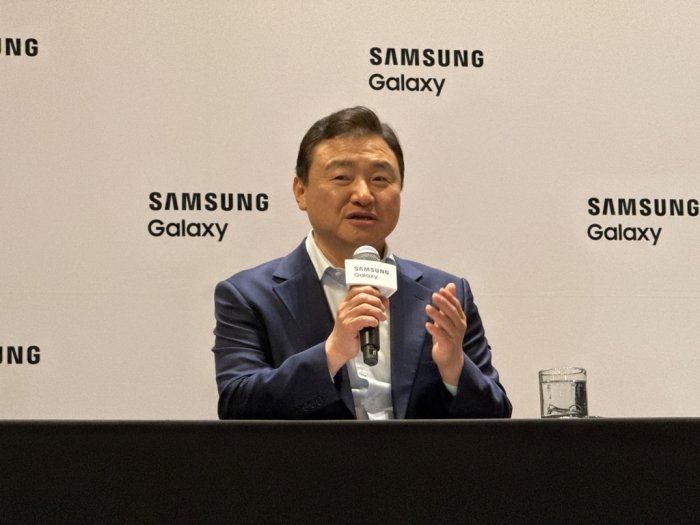 Samsung to unveil 1st triple-folding smartphone by year’s end to rival Huawei’s Mate X2 Tri-Fold