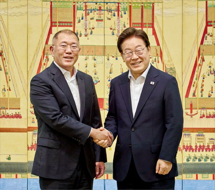 President Lee meets Hyundai, LG chiefs, promotes ‘one team’ approach