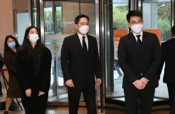 Samsung chairman’s son to forgo US citizenship, enlist as naval officer in Korea