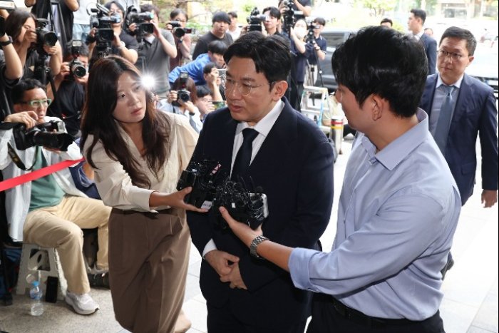 HYBE chief Bang questioned by police in stock fraud probe