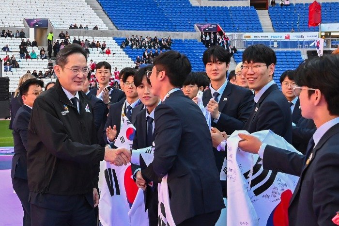 Samsung leads conglomerates in entry-level hiring for future growth