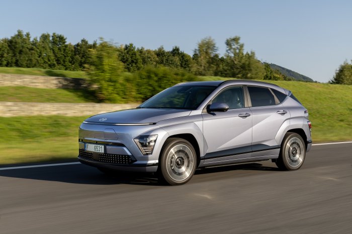 CATL chief to meet Hyundai Motor head, CEOs of Korean rivals, battery materials firms