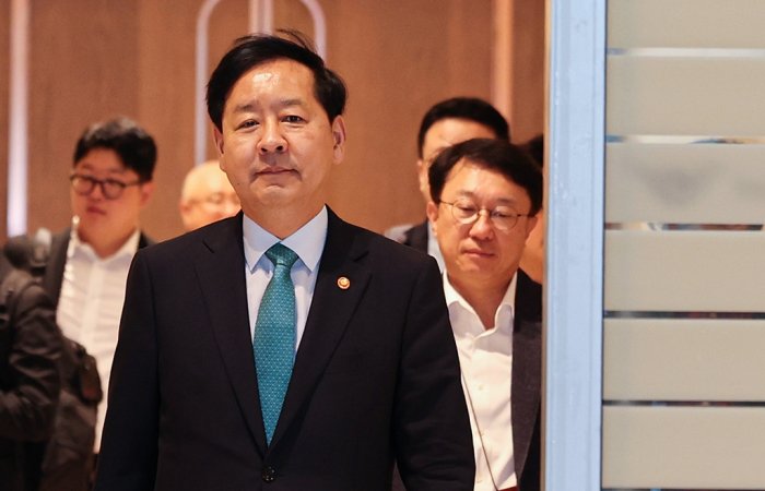 Seoul sends top economic team to US for last-ditch tariff talks as APEC summit looms