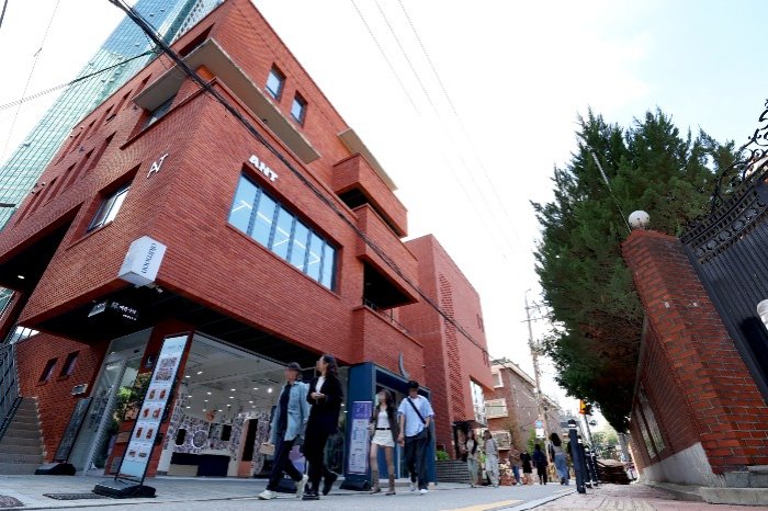 In the Brooklyn of Seoul, K-eyewear brands battle for global attention