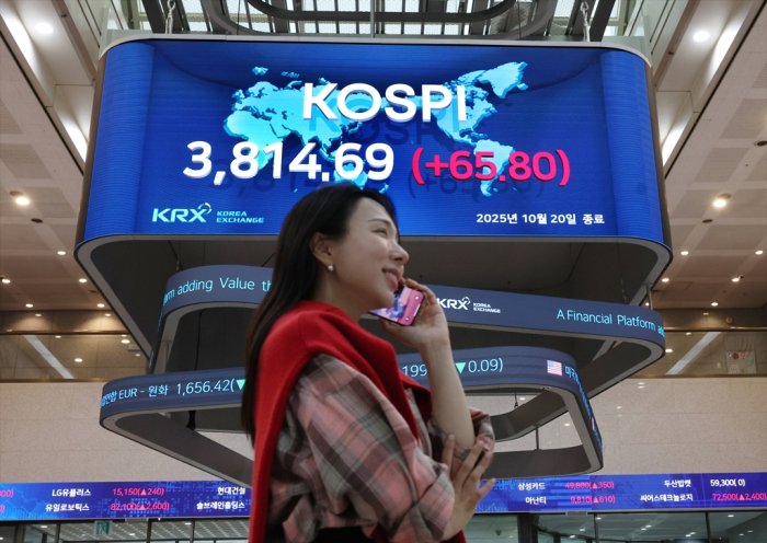 S.Korea’s Kospi now world’s top-performing index as chip rally powers record highs