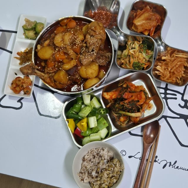 I’m having spicy braised chicken (Dakbokkeumtang) for dinner.