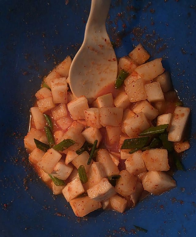 First time making kkakdugi! Making deulgge-guk with aged kimchi, soy bean sprouts and tofu crumbles to supplement it with rice, homemade pa and baechu kimchi.