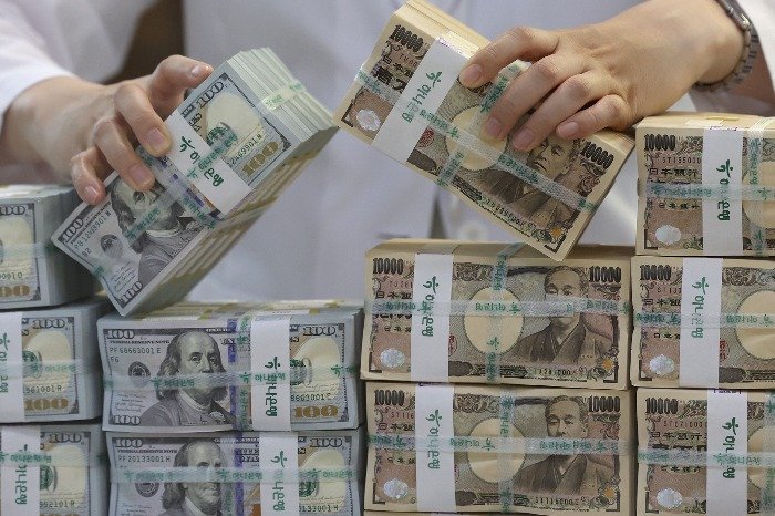 Yen’s slide pushes Korean won to a 7-month low amid worries over Japan’s fiscal plan