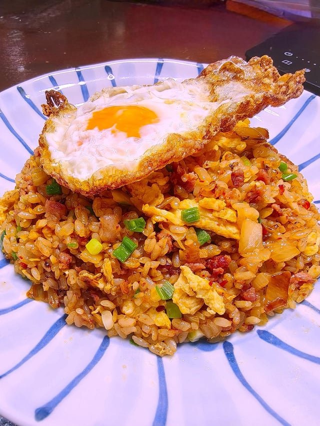 One of my favourite fried rice, kimchi fried rice! 🌶️🍚 I can’t eat kimchi raw but I love it when it’s cooked! So so addictive and appetizing 🤤😋♥️