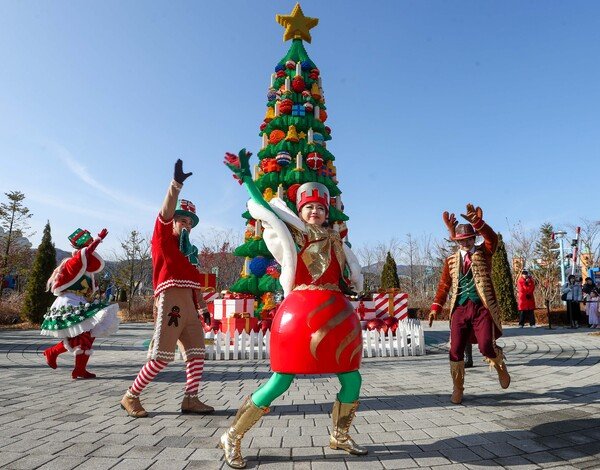 [포토뉴스] 레고랜드의 성탄축제 브릭스마스 공연