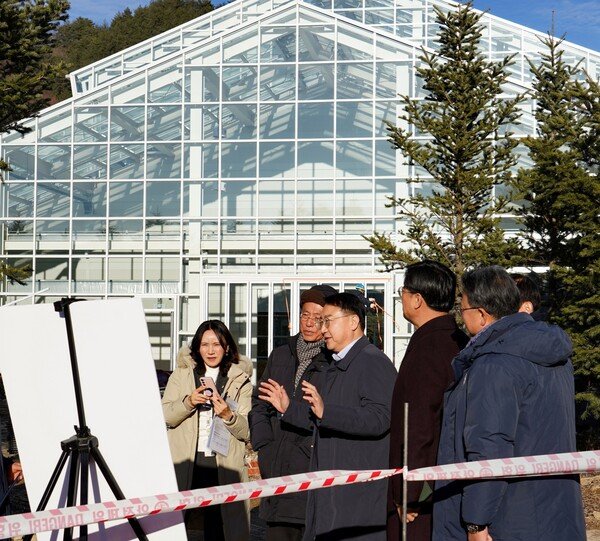 [포토뉴스] 김인호 산림청장, 국립한국자생식물원 전시온실 공사장 점검