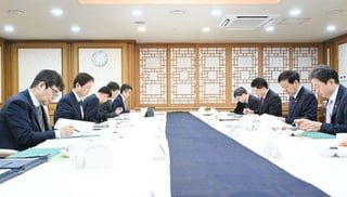 Emergency Measures by FX Authorities as Exchange Rate Returns to Martial Law Levels: “Expansion of Forward FX Position”