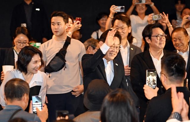 DP lawmakers voice support for actor Cho Jin-woong after retirement announcement, PPP critical