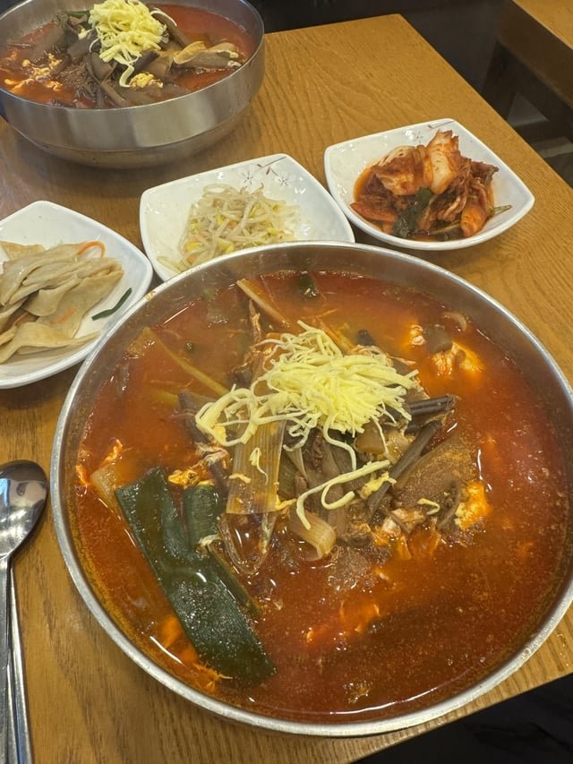 Yukgaejang Kalguksu (Spicy Beef Soup with Hand-cut Noodles)