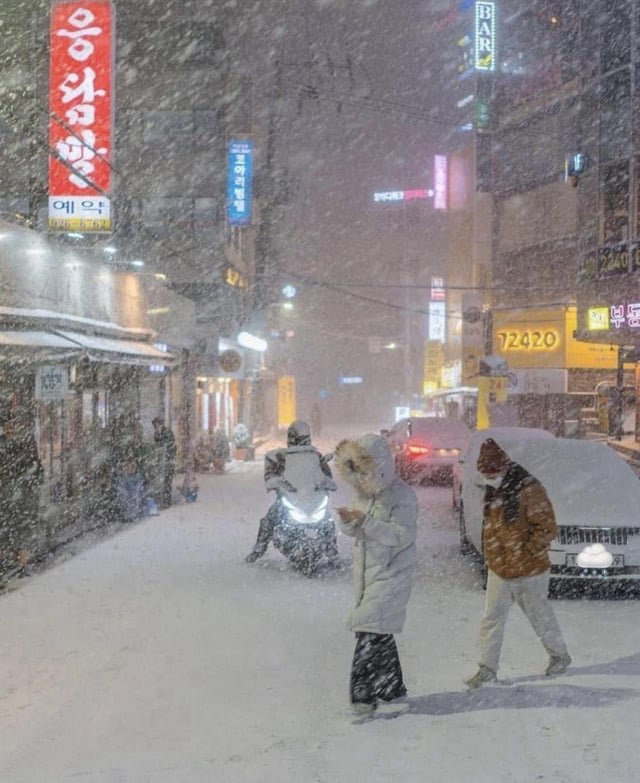 Winter snowy night in Seoul