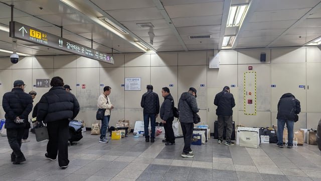 What’s going on here? At the Dongdaemun History & Culture Park station