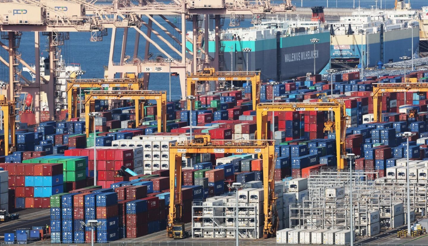 Half of economists forecast 1% growth range for Korea