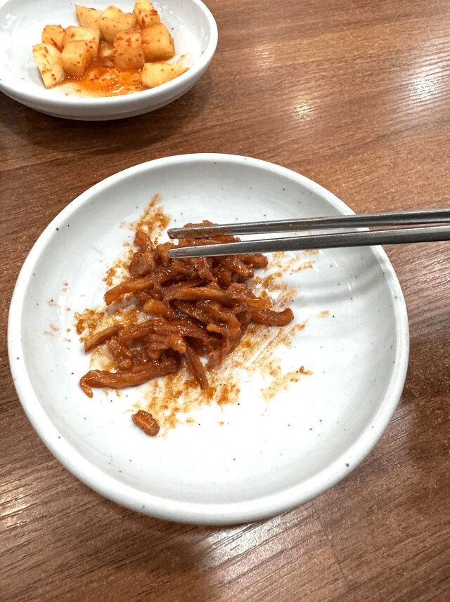 Does anyone know the name of this side-dish I ate? I ate it at a restaurant called 바다마루전복죽 in Pusan. It was the best side dish I had in Korea