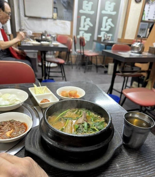 Had this delicious 보신탕 (bosintang), a type of ‘guk’ known colloquially as ‘soup to strengthen the body’, at a small place near my hotel in Seoul, Hyeongje Bosintang (형제보신탕).