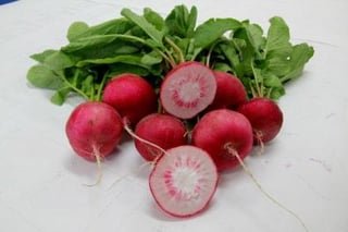 Muguk (무국) with red radish (적환무)?