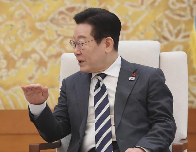 President Lee’s Approval Rating at 53%… “Impact of Ruling Party Nomination Donation Allegations” [Realmeter] | 이 대통령 지지율 53%…“여권 공천헌금 의혹 영향” [리얼미터]