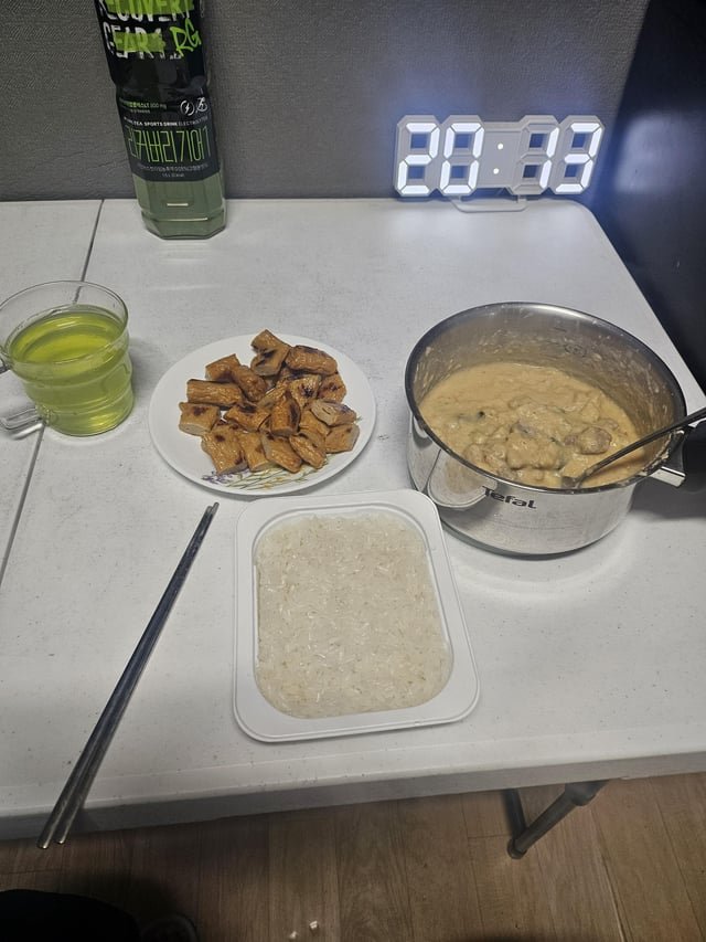 A simple pot of soybean paste stew made from what I had at home
