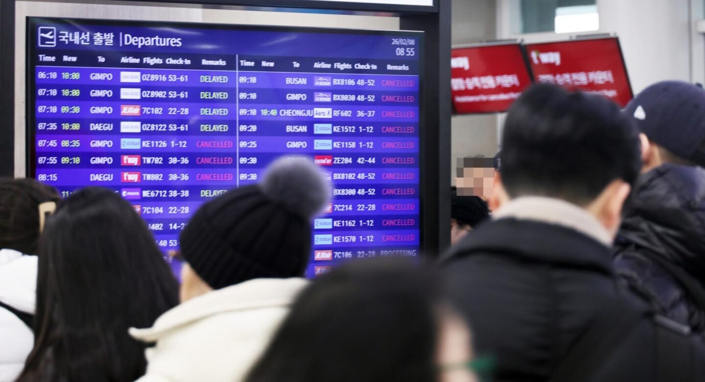 Heavy snow grounds flights at Jeju airport, stranding about 11,000 passengers