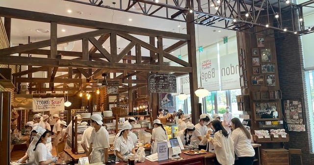 London Bagel Museum Charged for 70-Hour Workweeks, Labor Violations